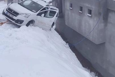 Siirt’te kayan otomobil evin duvarında asılı kaldı