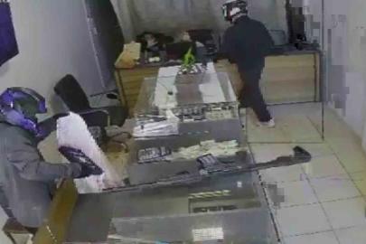Silahlı 2 hırsız, 3 dakika içerisinde kuyumcuyu soydu... Korku dolu anlar kamerada