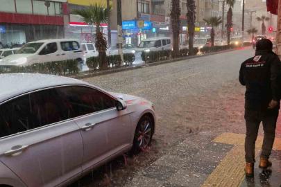 Silifke’de dolu felaketi: Sokaklar beyaza büründü, tarım alanları zarar gördü