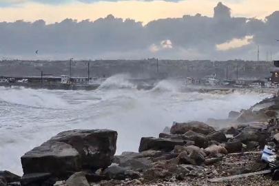 Silivri Sahilinde lodos alarmı: Dev dalgalar kıyıyı dövdü