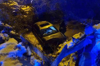 Sinop’ta buzlanan yolda otomobil dereye uçtu: 1 yaralı