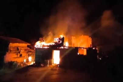Sinop’ta çıkan yangında ev küle döndü