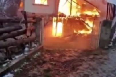 Sinop’ta iki katlı köy evi yanarak kül oldu