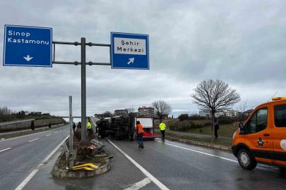 Sinop’ta kamyonet devrildi