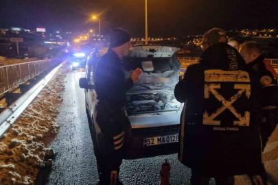 Sinop’ta seyir halindeki hafif ticari araç alev aldı