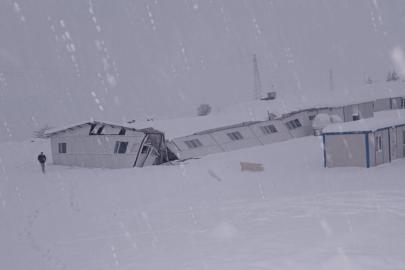 Şırnak’ta hastane şantiyesinde çökme paniği: Konteyner yemekhane çatısı yıkıldı