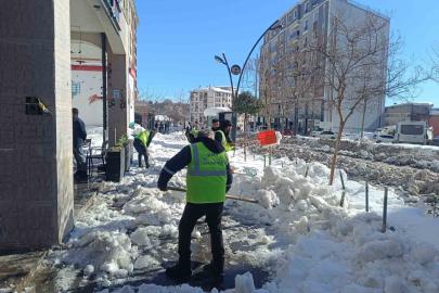 Şırnak’ta kar seferberliği: Kaldırımlar küreklerle temizlendi
