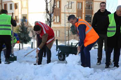 Şırnak’ta kar temizliğinde araç engeli