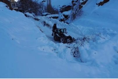Şırnak’ta karla mücadele çalışmaları aralıksız sürüyor