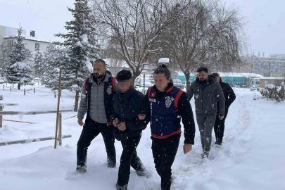 Sivas’ta adliyeye sevk edilen cinayet şüphelisi tutuklandı