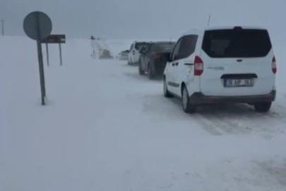 Sivas’ta etkili olan kar ve tipi, sürücülere zor anlar yaşattı
