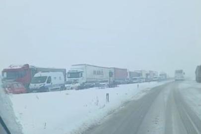 Sivas’ta ulaşıma kar engeli: Sivas-Malatya ve Sivas-Kayseri kara yolları trafiğe kapatıldı