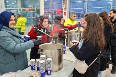 Sivas’ta yoğun kar hayatı felç etti: Yolculara sıcak çorba ikram edildi