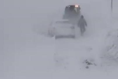 Sivas’ta yoğun kar ve tipi nedeniyle bazı yollar ulaşıma kapatıldı