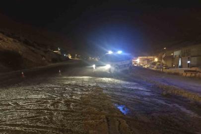 Sivas’ta yoğun kar ve tipi nedeniyle Kayseri-Malatya kara yolu trafiğe kapatıldı