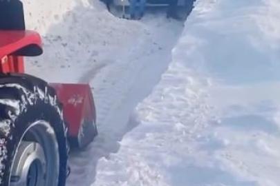 Sivas’ta yolcu midibüsü kara saplandı, mahsur kalanları muhtar kurtardı