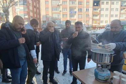 Sivas’ta yürekleri ısıtan dayanışma, karla mücadele çalışanlarına sıcak süt ikramı