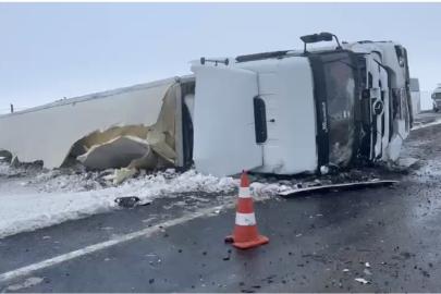 Siverek-Şanlıurfa kara yolunda tır devrildi: Ulaşım tek şeritten sağlanıyor