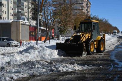 Siverek’te kar kütleleri kamyonlarla şehir dışına taşınıyor