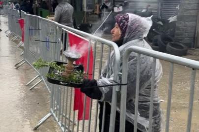 Slogan atmak isterken kendini yakan kadın, ‘abla yanıyorsun’ uyarısına aldırış etmedi