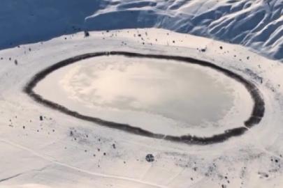 Soğuk hava Polat Gölü’nü buzla kapladı