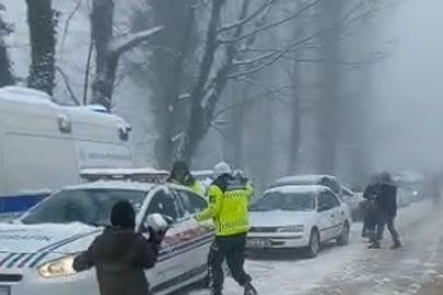 Soğuk havada sıcak görüntüler: Jandarma çocuklarla kar topu savaşı yaptı
