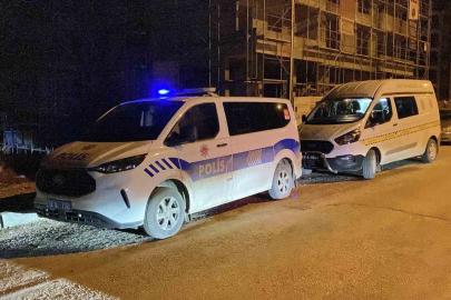 Sokakta rastgele tabancayla ateş eden maganda evin camına zarar verdi