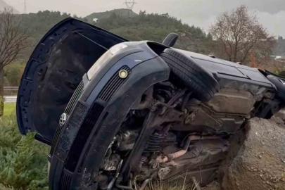 Söke’de otomobil refüje devrildi: 2 yaralı