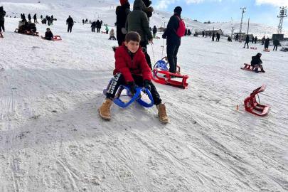 Sömestir tatilinde ailelerin adresi Elmadağ Kayak Merkezi oldu