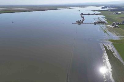 Son 65 yılın en kurak yılını geride bırakan Hatay’da etkili olan yağışla tarım arazileri su altında kaldı