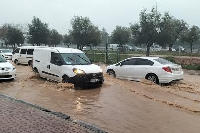 Son anda fark ettiği dev dalgaların arasında kalmaktan merdivene tutunarak kurtuldu
