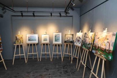 Su galerisinde sanat ve bisiklet buluşması