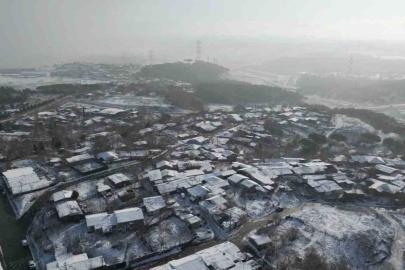 Sultangazi beyaza büründü: Kar yağışı aralıklarla devam ediyor