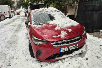 Sultangazi’de çatıdan düşen kar kütlesi park halindeki otomobile zarar verdi