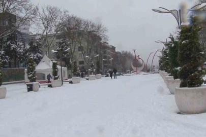 Sultangazi’de çocuklar kardan adam yaptı, karın keyfini çıkardı