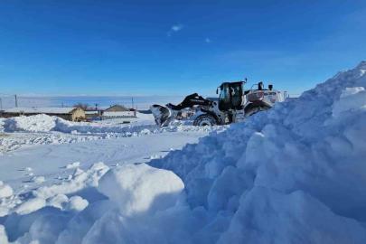 Süphan Dağı eteğindeki beldede zorlu kar mesaisi