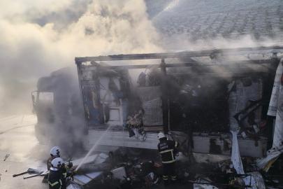 Suriye’ye geçiş için bekleyen tır alevlere teslim oldu