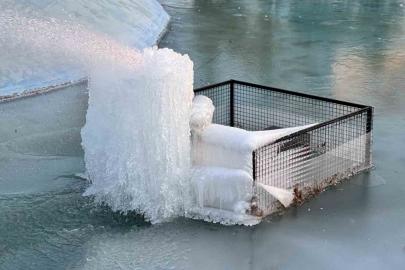 Süs havuzları buz heykeline dönüştü