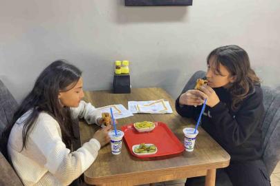 Takdir belgesi alan öğrencilere ücretsiz döner sürprizi