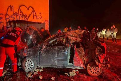 Takla atan otomobil elektrik trafosuna daldı: 2 yaralı