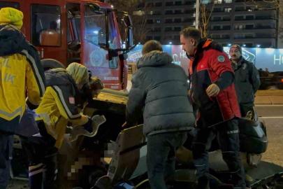 Takla atan otomobilde sıkışan arkadaşının başından ayrılmadı