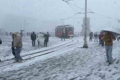 Taksim karla kaplandı