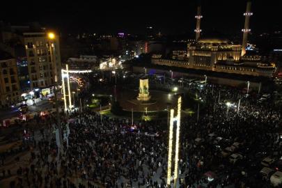 Taksim Meydanı ve İstiklal Caddesi’ndeki yılbaşı coşkusu havadan görüntülendi