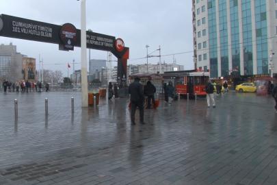Taksim’de kar yağışı aralıklarla etkisini gösteriyor