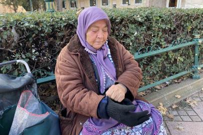 Tam 5 hastalıkla ve 74 yaşında, 9 saat kuş yemi satıp cezaevindeki yakınlarını geçindiriyor