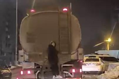 Tanker arkasında tehlikeli yolculuk