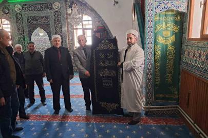 Tarihi Büğdüz Mahalle Camii’nin geleneksel motiflerle işlenen minber örtüsü yenilendi