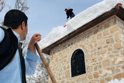 Tarihi miras onlara emanet: Muhtar ve imamdan örnek kar mesaisi