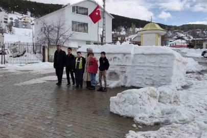 Tarihi Sivas Valiliği’nin kardan maketi ziyaretçilerini ağırlıyor