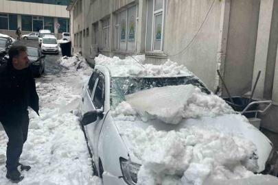 Tatvan’da çatıdan düşen kar otomobili kullanılamaz hale getirdi